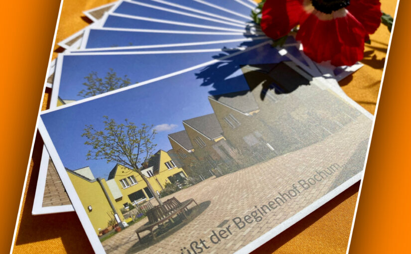 Postkarten mit Blume: gelbe Häusergruppe mit Baum in der Mitte