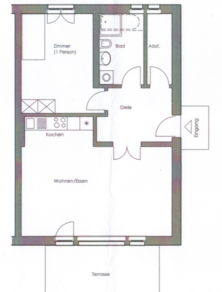 Skizze der Wohnung: rechts Eingang, vorne Terrasse, breite Wohnzimmerfront, Küchenzeile, rechts neben dem Eingang ein Abstellraum, links davon Toilette und Dusche, oben links das Schlafzimmer für eine Person.